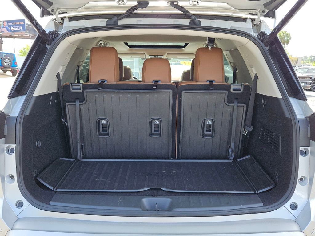 Used 2025 Nissan Pathfinder Platinum w/ Black Appearance Package image 13