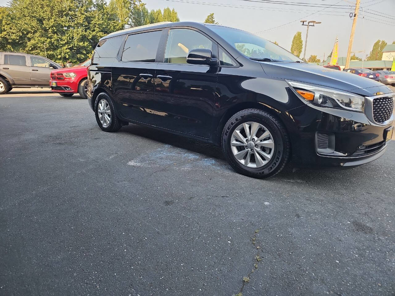 Used 2015 Kia Sedona LX image 4