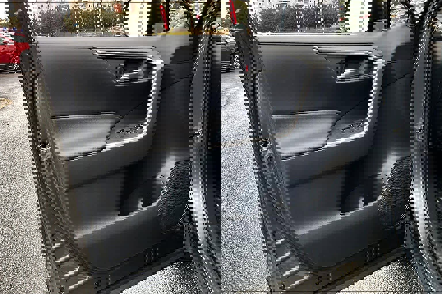 Used 2020 Toyota RAV4 XLE w/ Convenience Package image 21