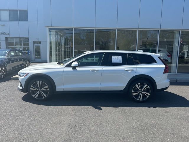 Certified 2025 Volvo V60 B5 Cross Country Plus AWD/4WD video 2