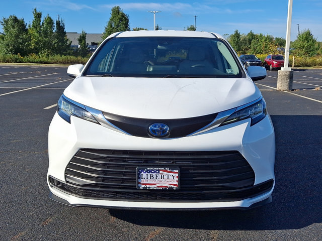 Used 2022 Toyota Sienna LE image 2