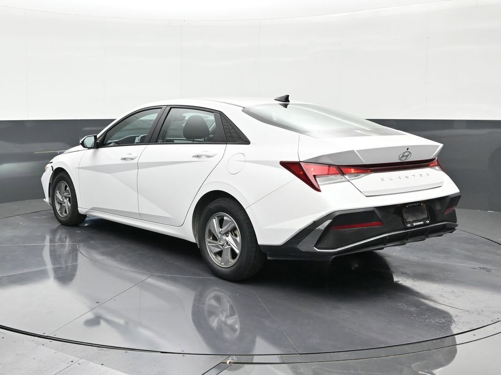 Used 2024 Hyundai Elantra SE FWD image 3