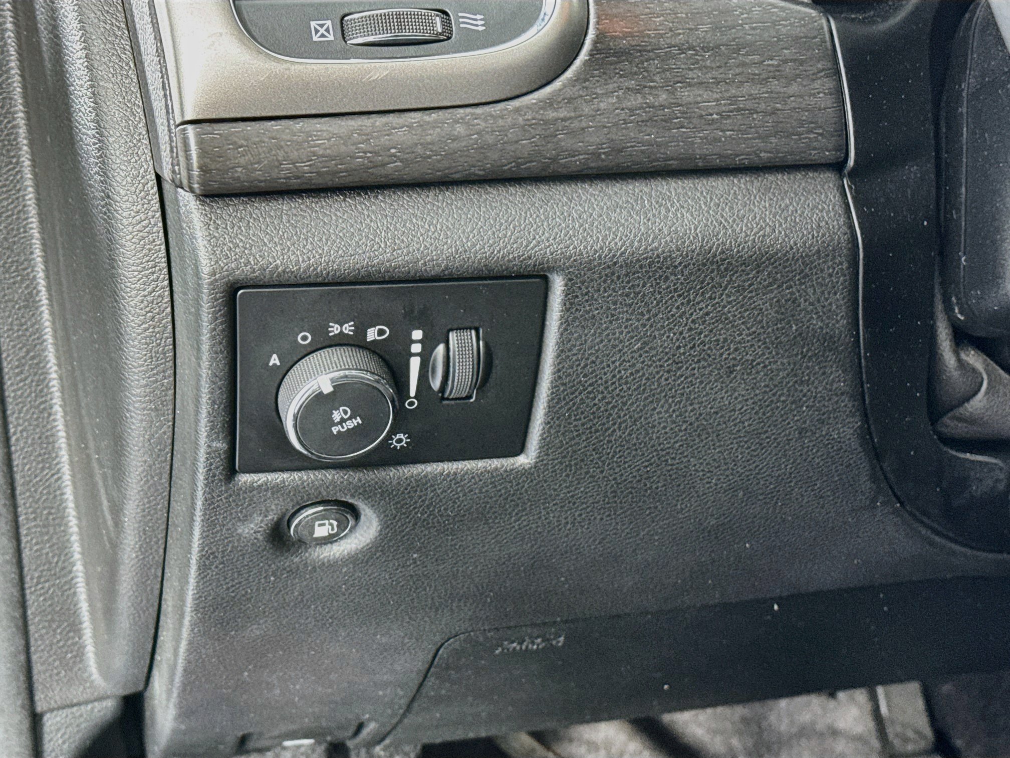 Used 2018 Jeep Grand Cherokee Altitude AWD/4WD image 10