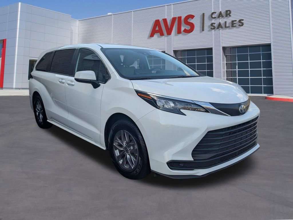 Used 2025 Toyota Sienna LE image 3