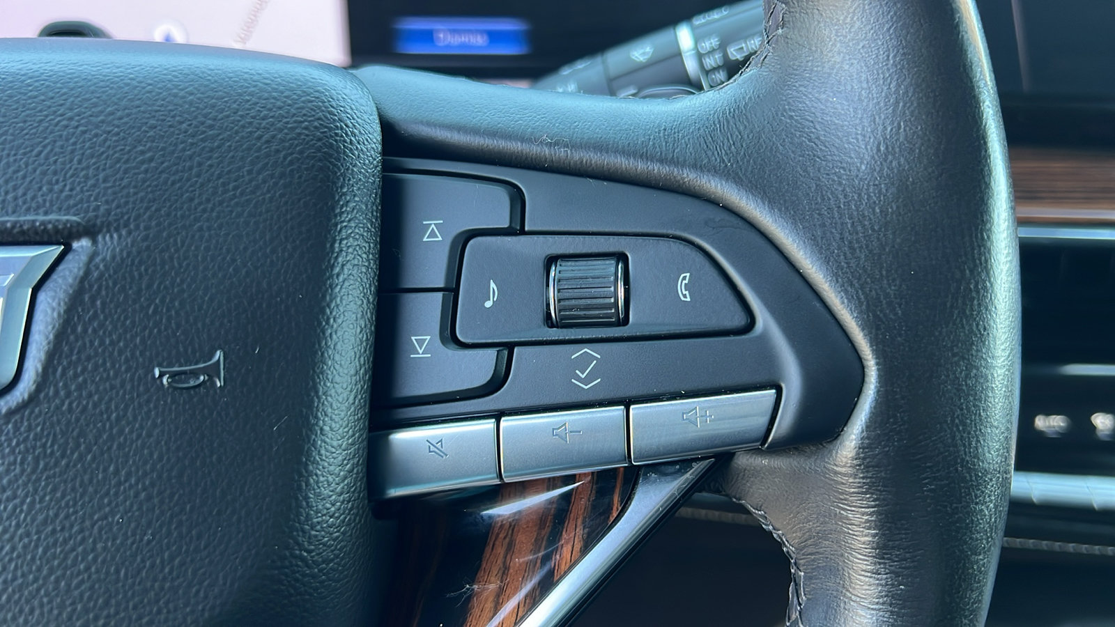 Used 2024 Cadillac Escalade ESV Premium Luxury w/ Performance Package AWD/4WD image 31