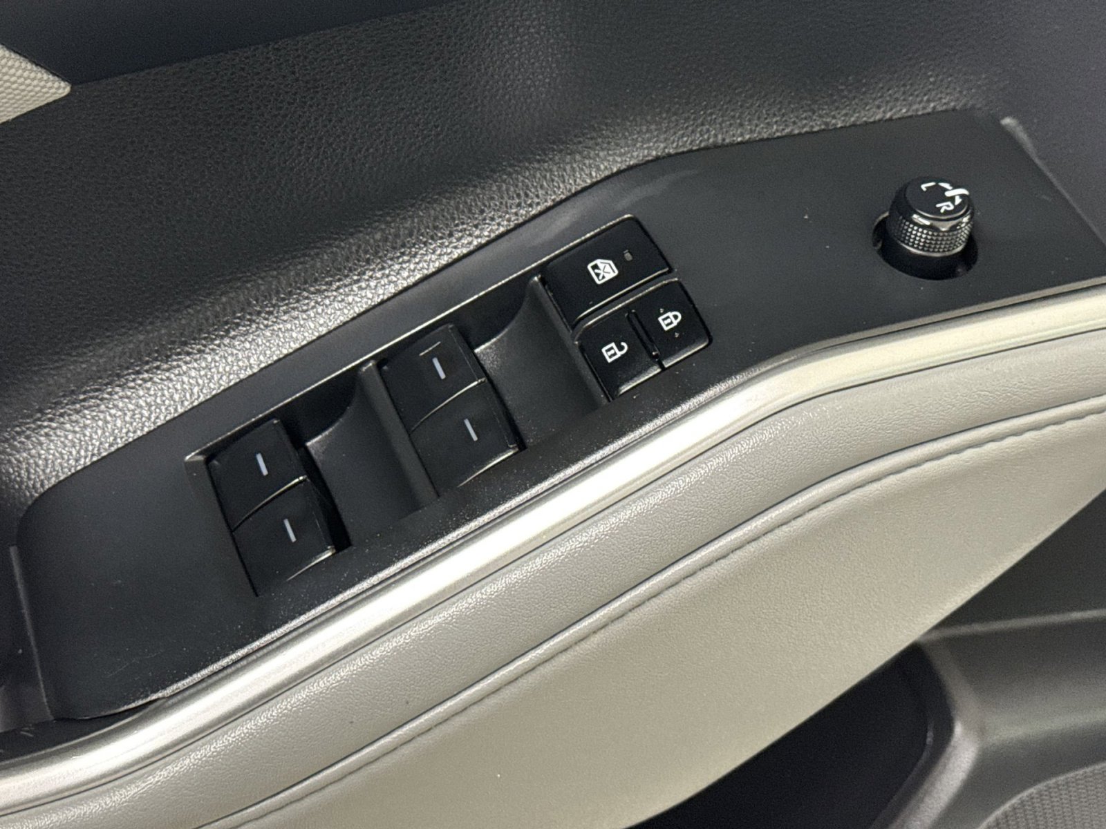 Used 2023 Toyota Highlander LE image 19