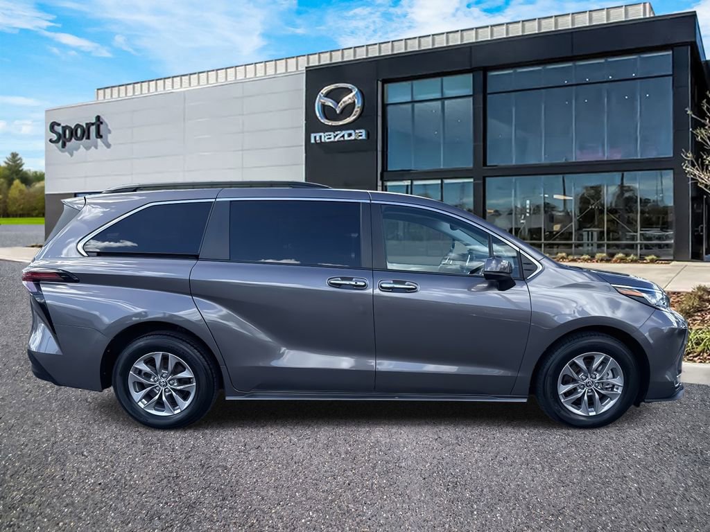 Used 2023 Toyota Sienna XLE image 2