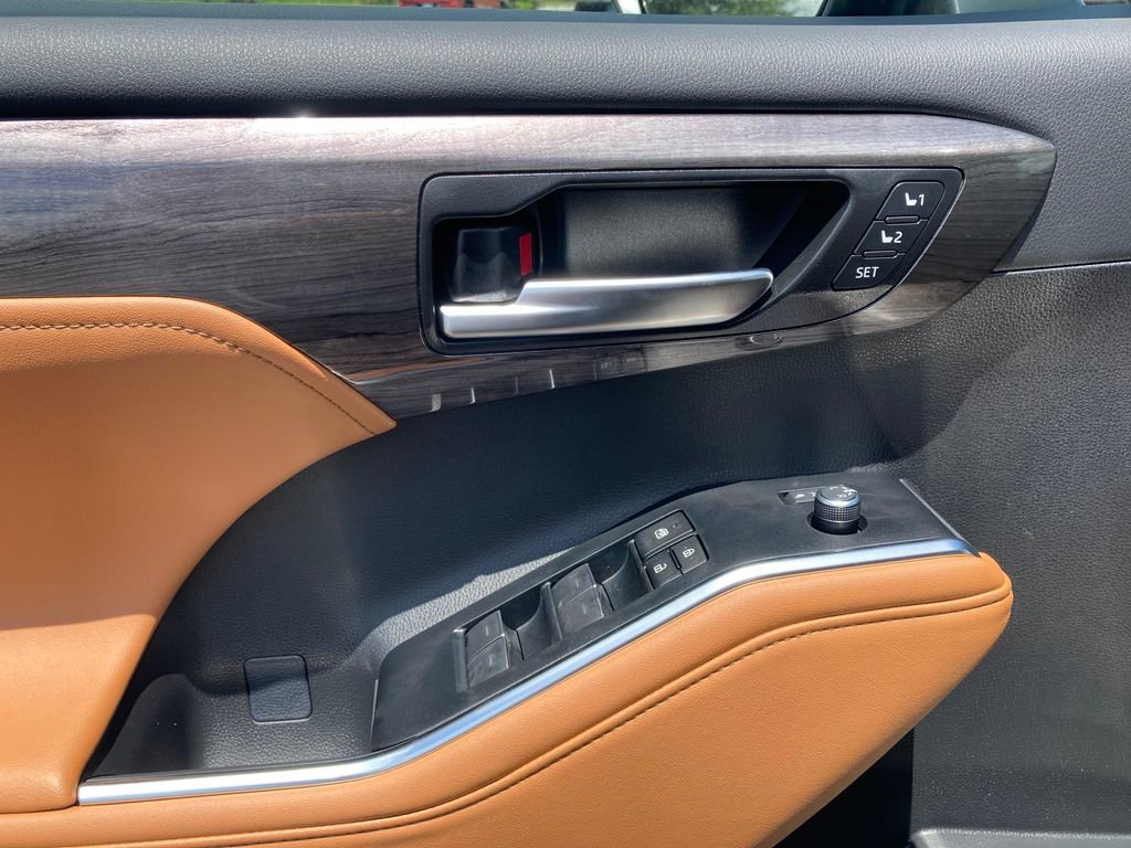 New 2026 Toyota Highlander Platinum AWD/4WD image 15