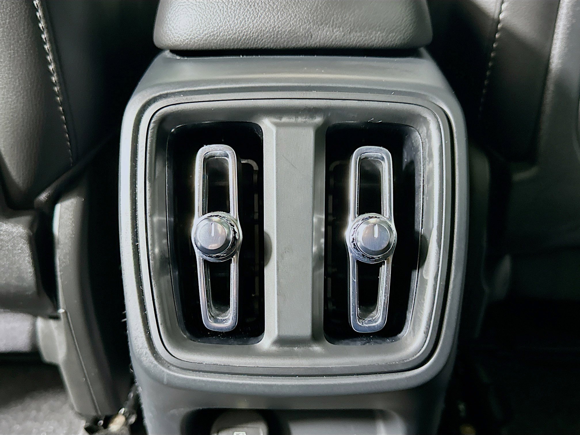 Used 2025 Volvo XC40 B5 Plus image 28