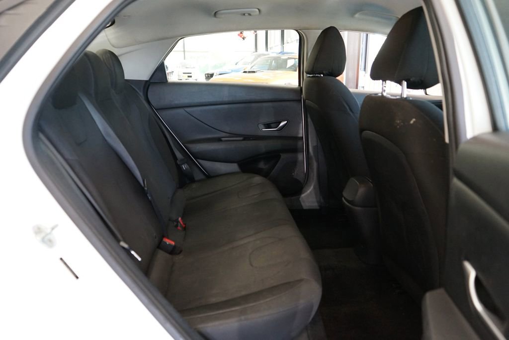 Used 2021 Hyundai Elantra SE FWD image 11