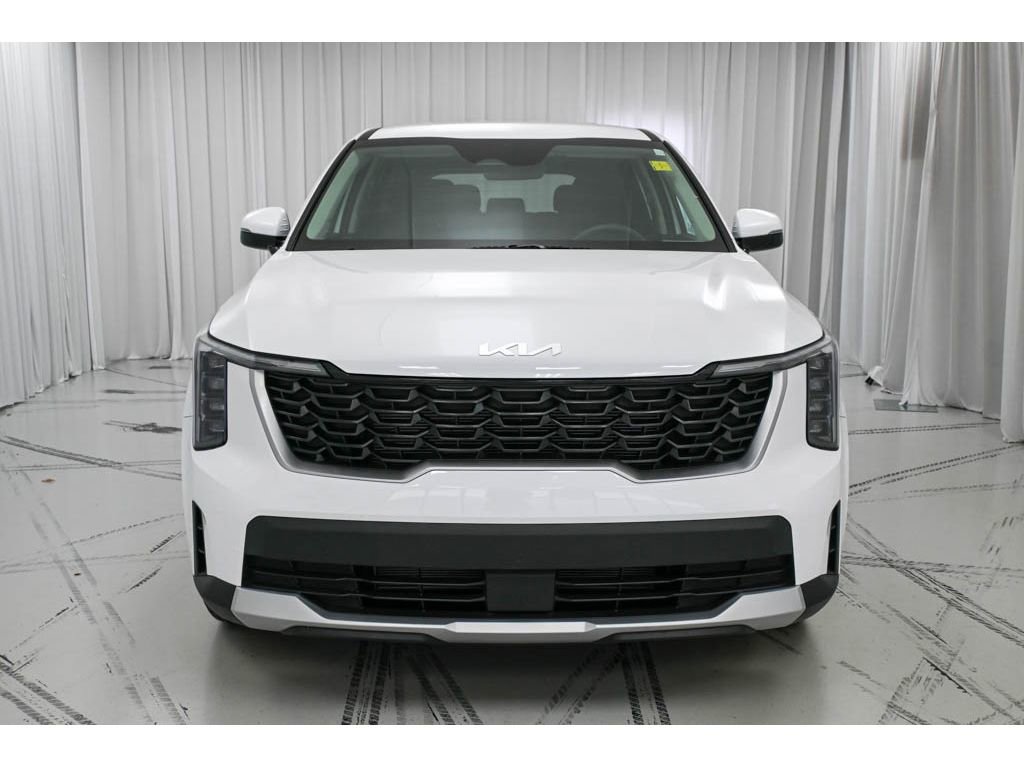Certified 2025 Kia Sorento LX image 3