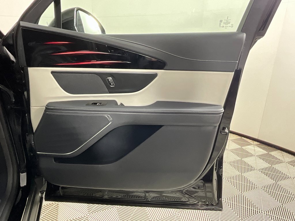 Used 2025 Lincoln Nautilus Premier image 21