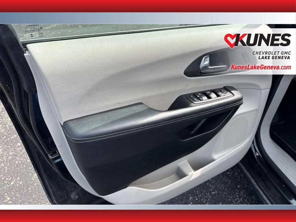 Used 2023 Chrysler Pacifica Touring-L FWD image 12