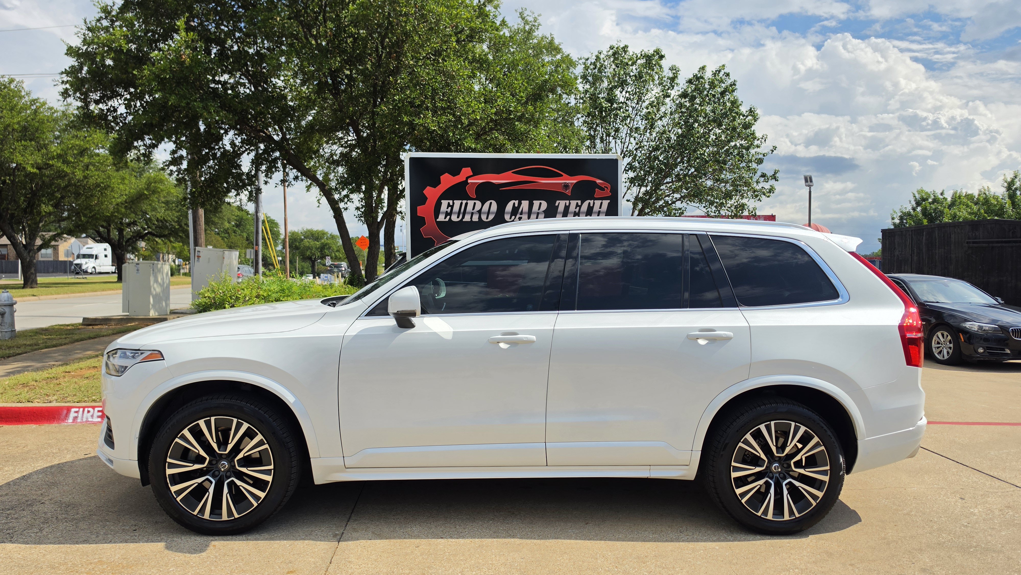 Used 2020 Volvo XC90 T6 Momentum AWD/4WD image 2
