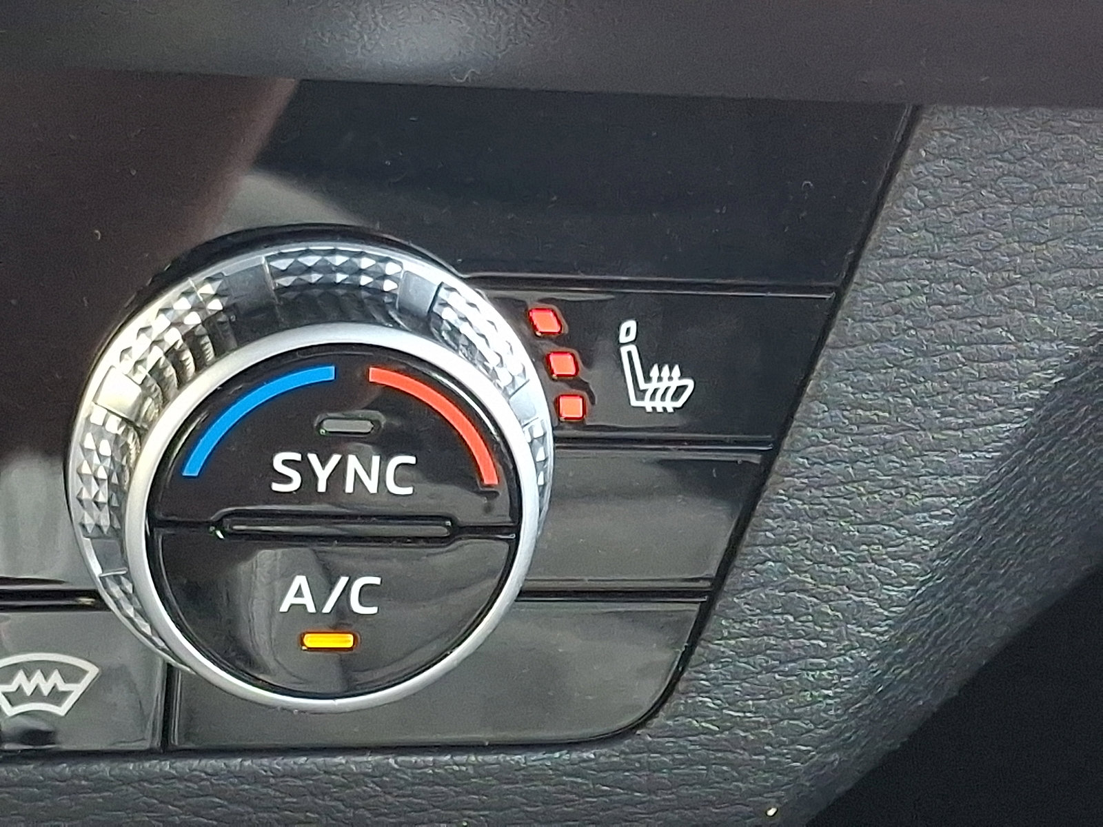 Used 2024 Mitsubishi Outlander SE image 25