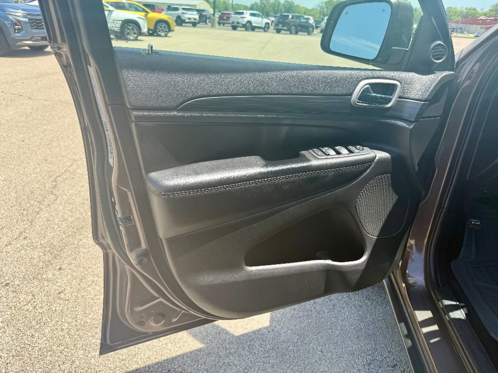 Used 2020 Jeep Grand Cherokee Laredo w/ 18" Wheel & 8.4" Radio Group image 10