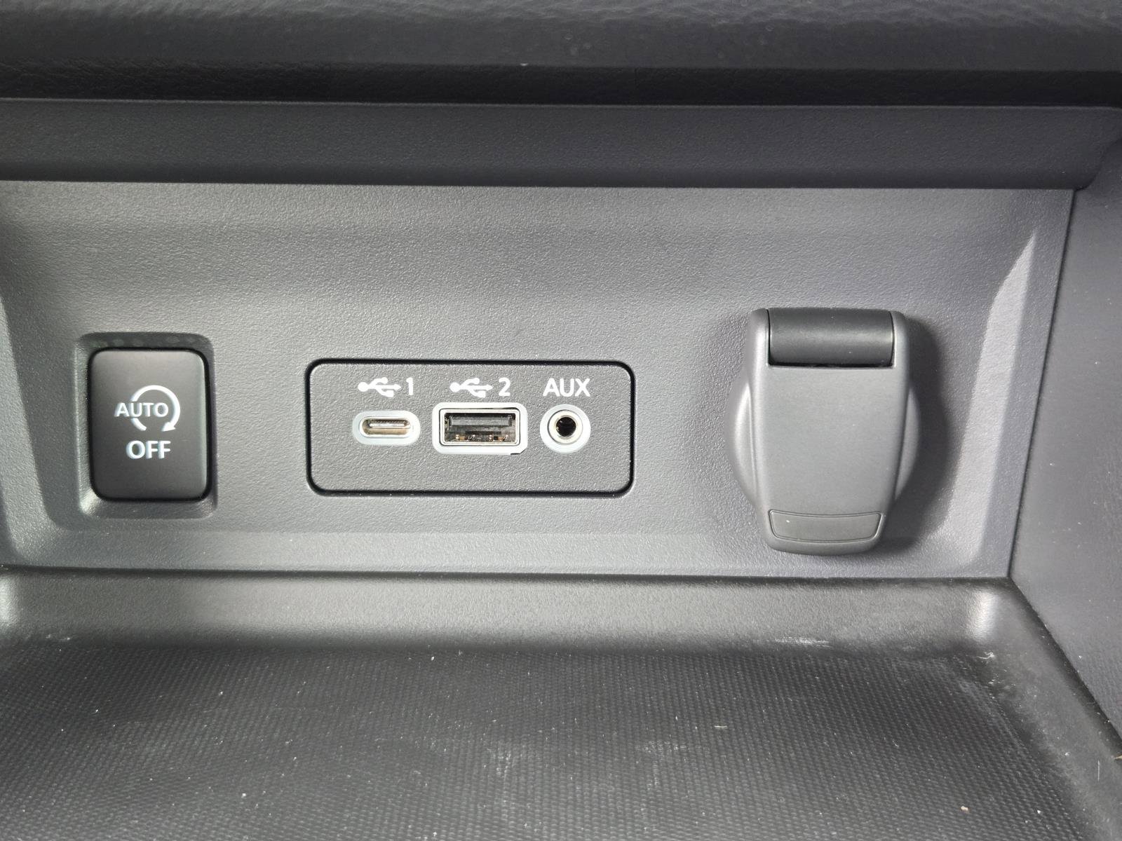 Used 2025 Nissan Sentra SR FWD image 11