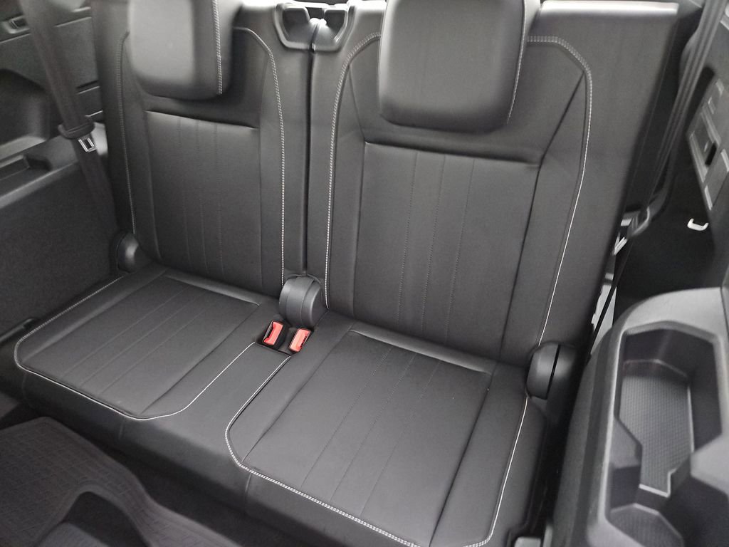 Used 2023 Volkswagen Tiguan SE R-Line image 18