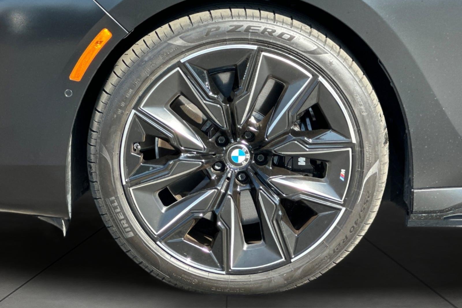 Used 2023 BMW i7 xDrive60 w/ Executive Package 2 AWD/4WD image 25