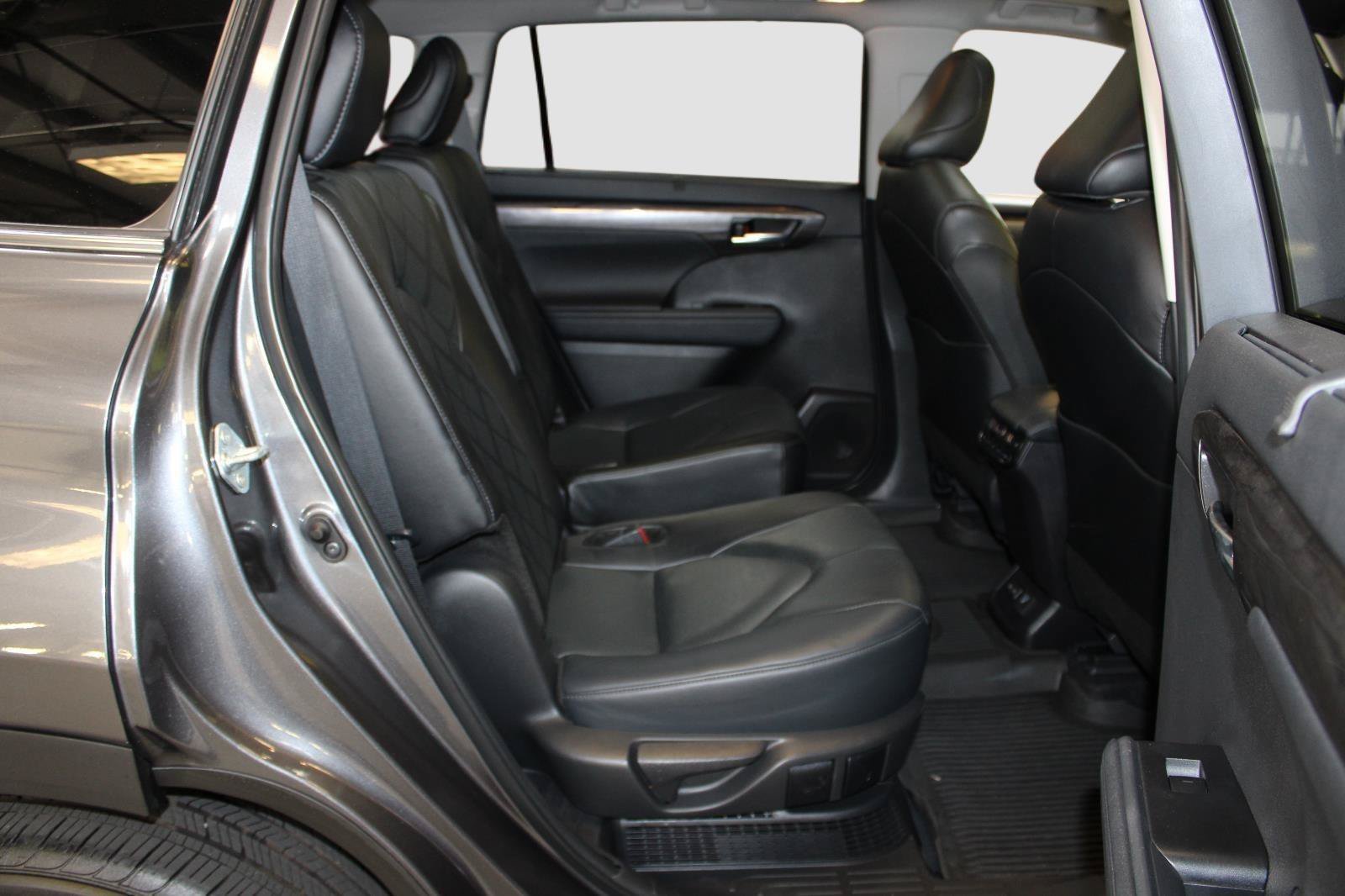Used 2024 Toyota Highlander Platinum AWD/4WD image 40