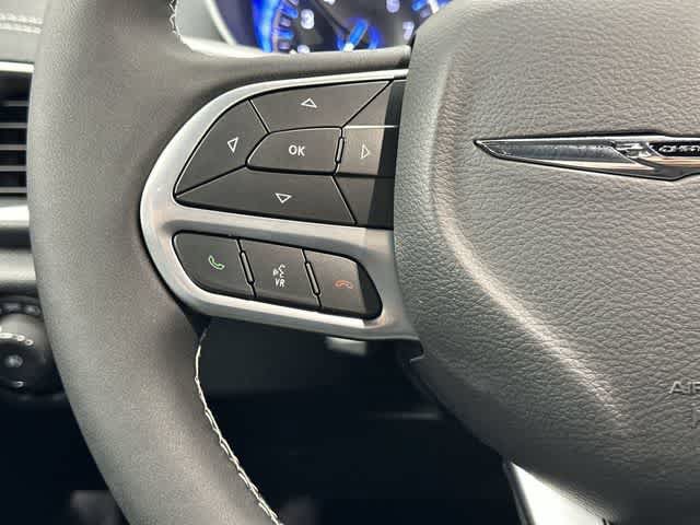 Used 2026 Chrysler Pacifica Limited FWD image 17