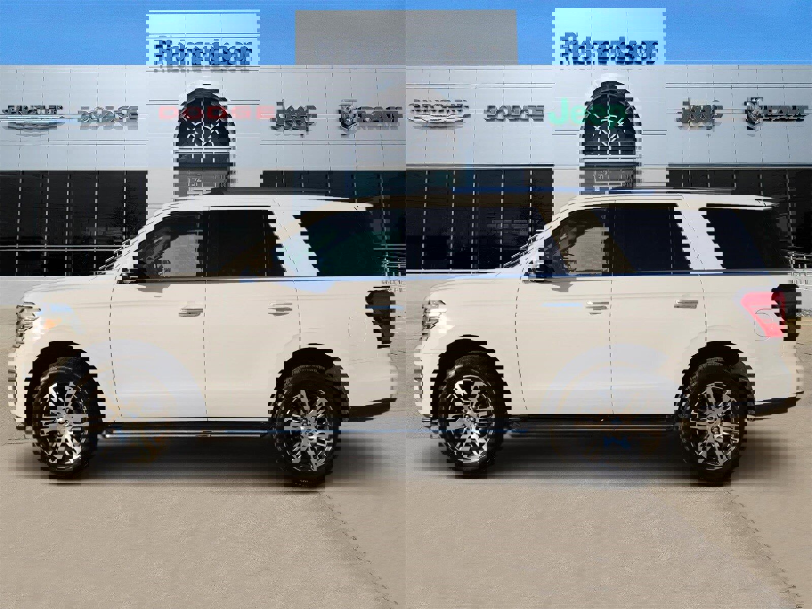 Used 2023 Ford Expedition Limited image 3