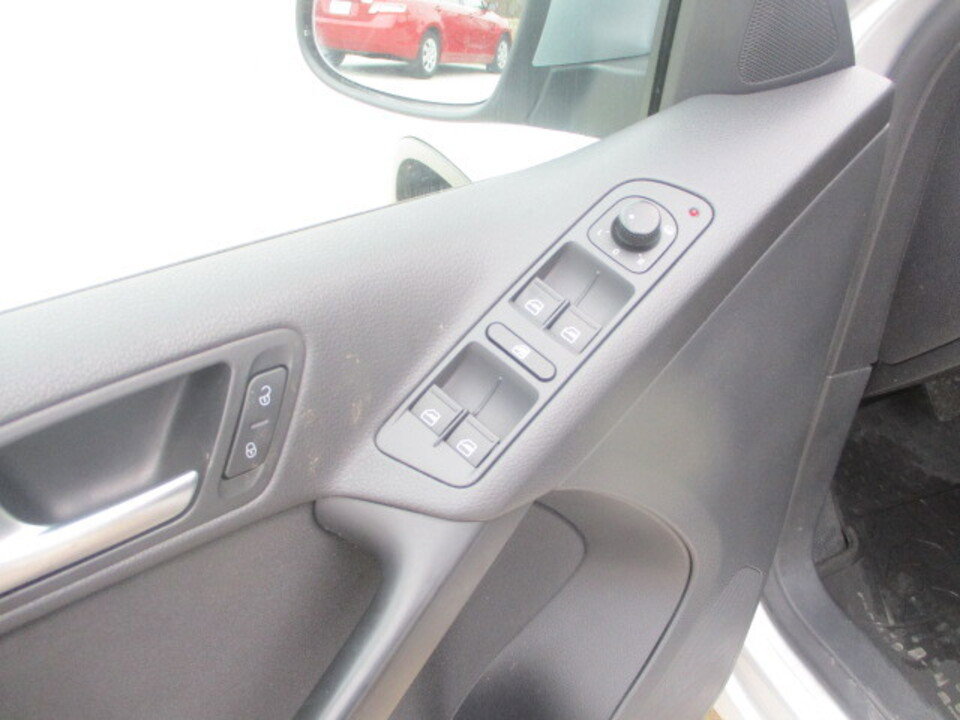 Used 2013 Volkswagen Tiguan S image 24