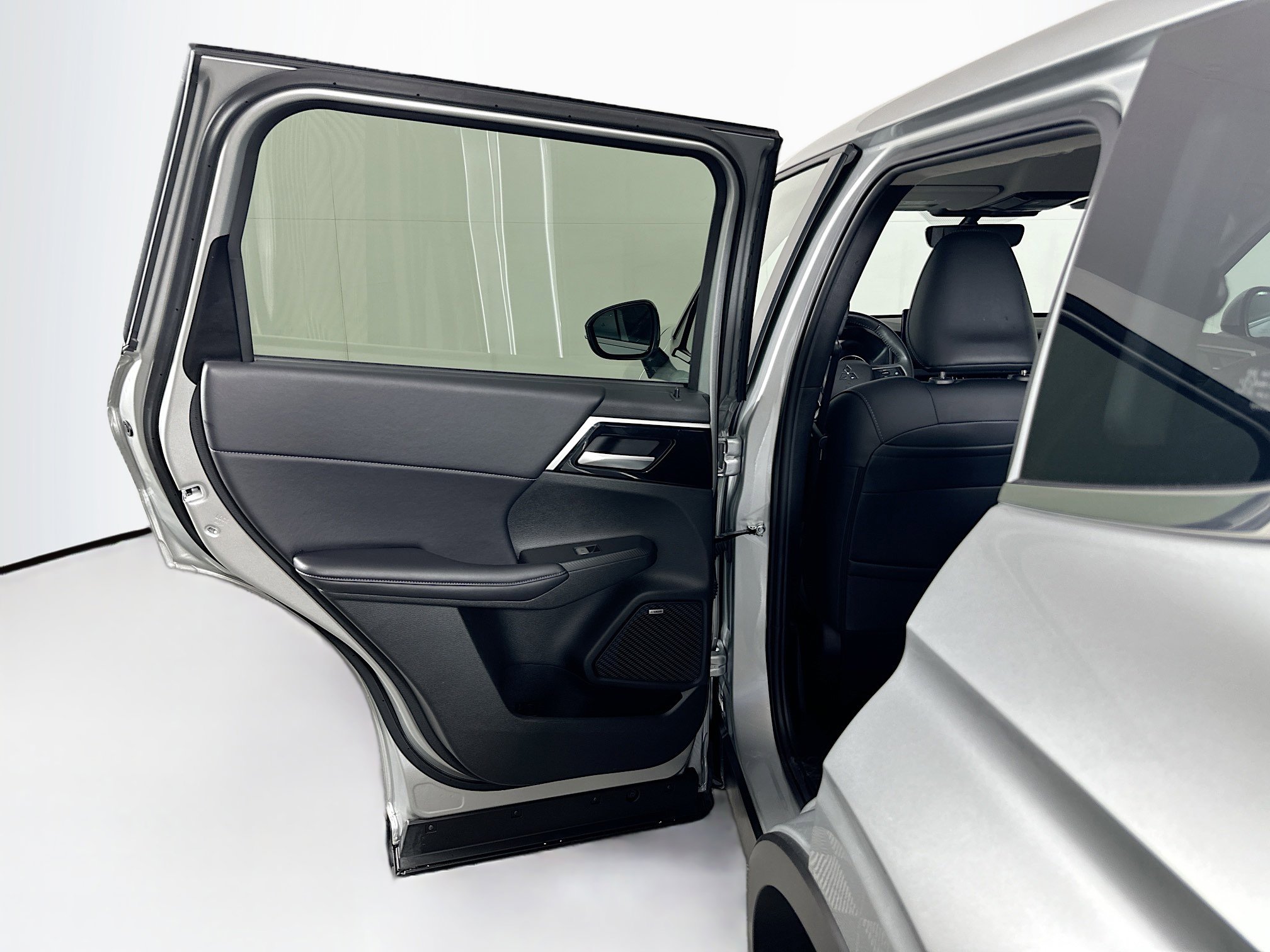 Used 2025 Mitsubishi Outlander SE image 26