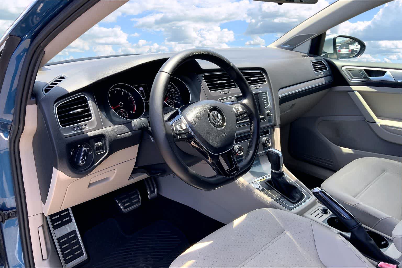 Used 2017 Volkswagen Golf Alltrack SE AWD/4WD image 2