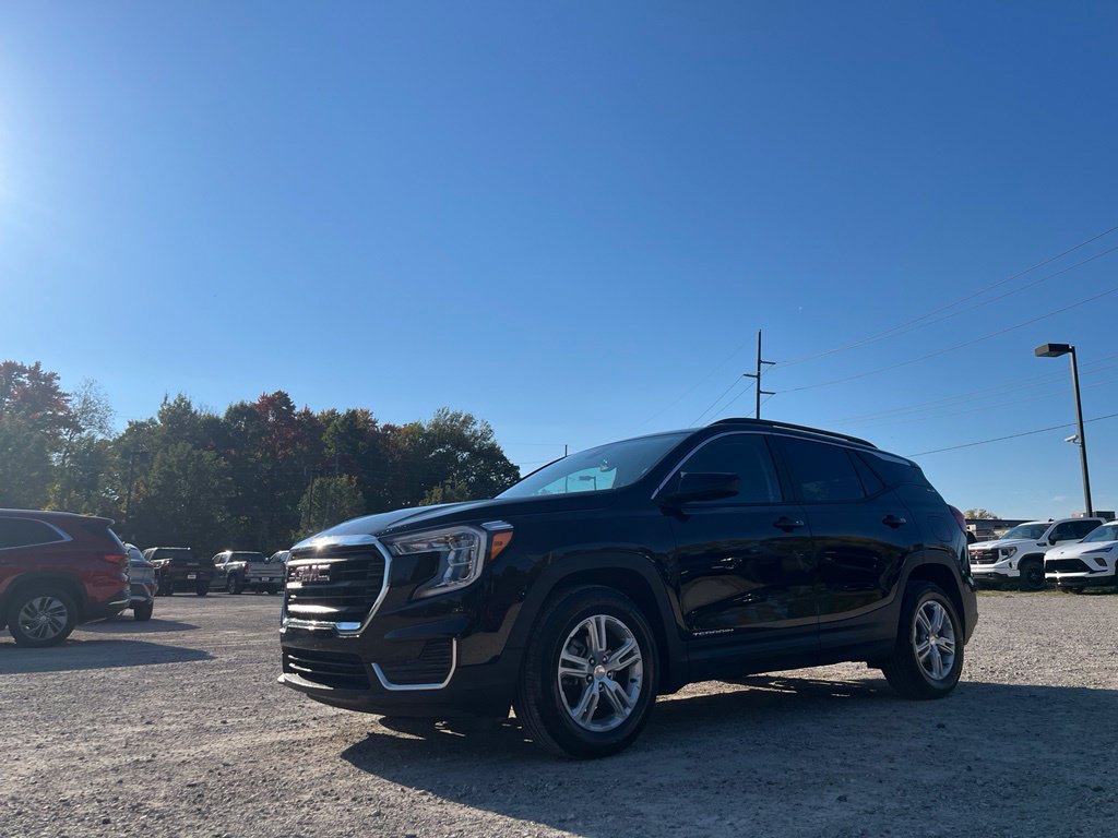 Used 2024 GMC Terrain SLE w/ Driver Convenience Package FWD image 2