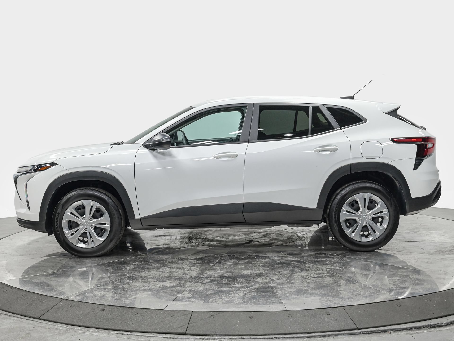 Used 2025 Chevrolet Trax LS FWD image 2