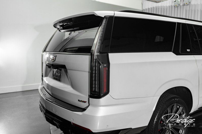 Used 2025 Cadillac Escalade ESV V image 16