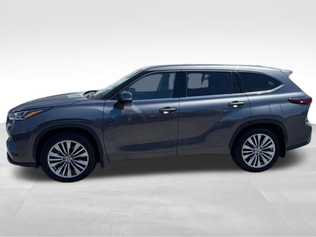 Used 2024 Toyota Highlander Platinum AWD/4WD image 2