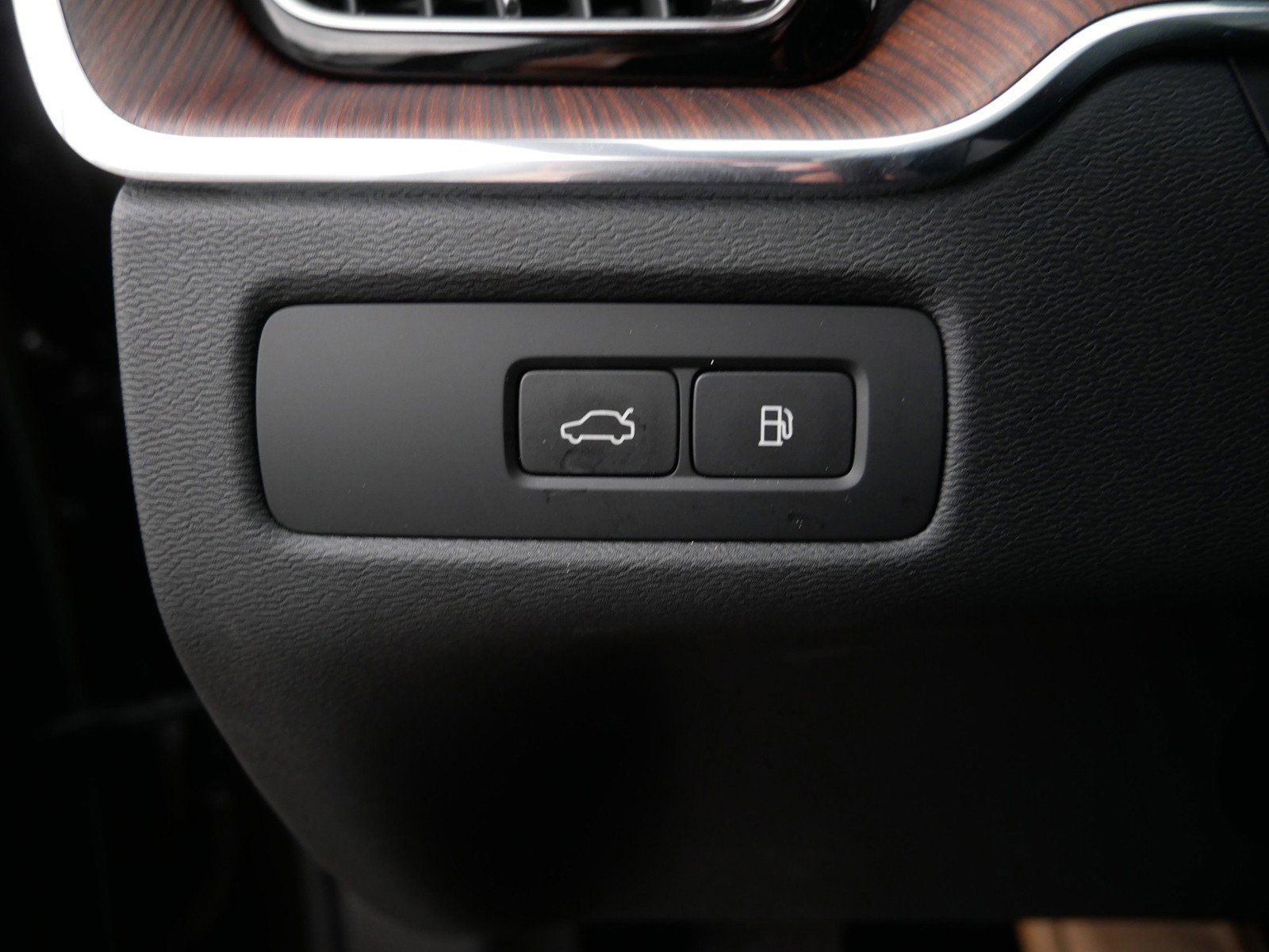 Used 2023 Volvo XC60 T8 Plus w/ Protection Package Premier AWD/4WD image 28