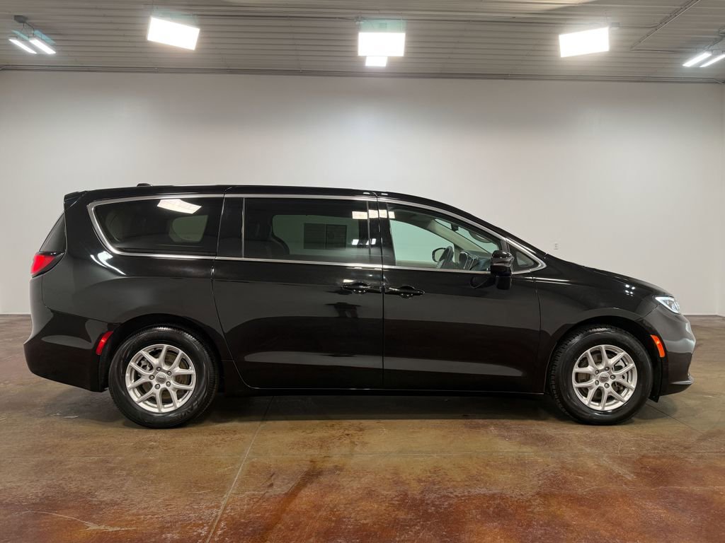 Used 2024 Chrysler Pacifica Touring-L FWD image 22