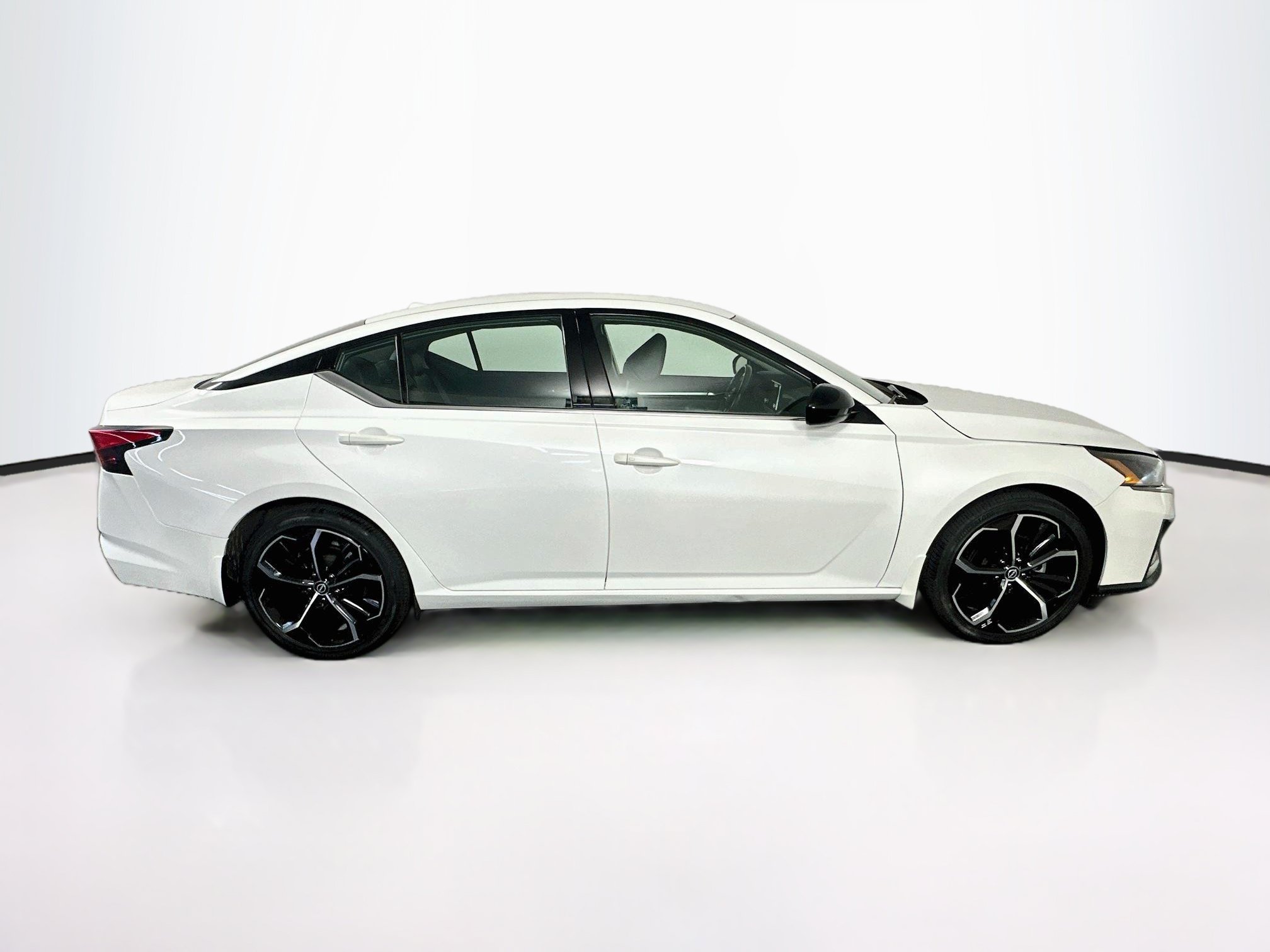 Used 2023 Nissan Altima 2.5 SR FWD image 10