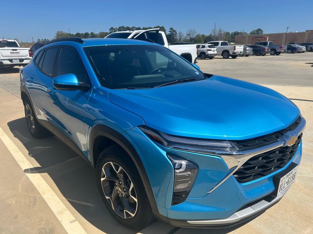 Used 2025 Chevrolet Trax LT w/ LT Convenience Package image 13