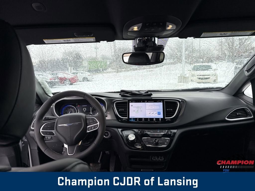 Used 2025 Chrysler Pacifica Select image 16