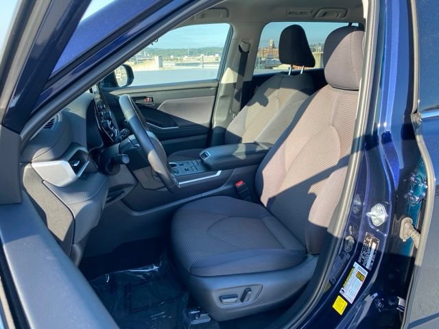 Used 2022 Toyota Highlander LE AWD/4WD image 16