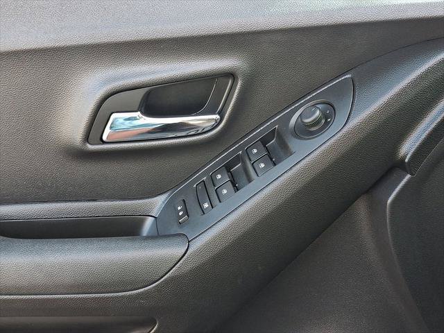 Used 2018 Chevrolet Trax LT w/ LT Convenience Package AWD/4WD image 14
