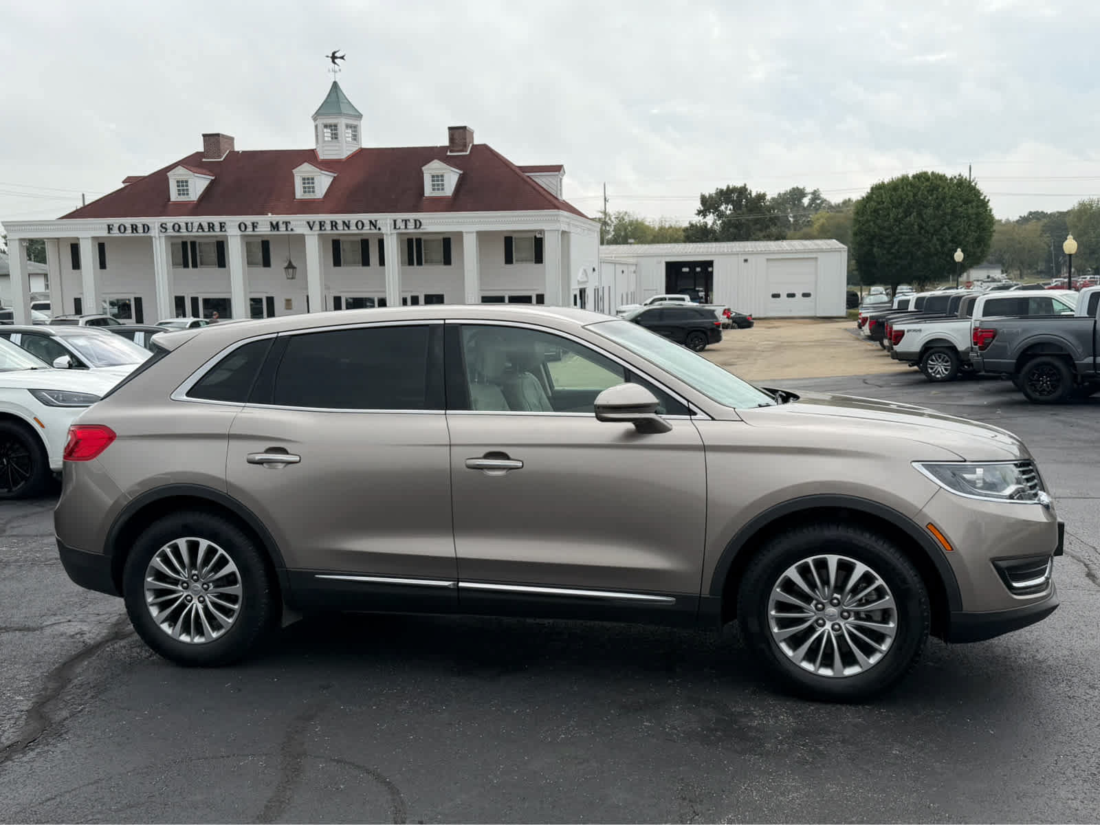 Used 2018 Lincoln MKX Select FWD image 4