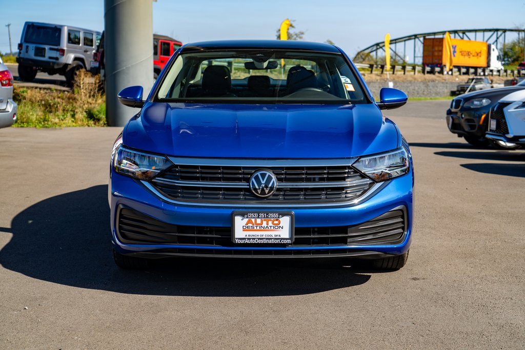 Used 2024 Volkswagen Jetta SE w/ Panoramic Sunroof Package image 3