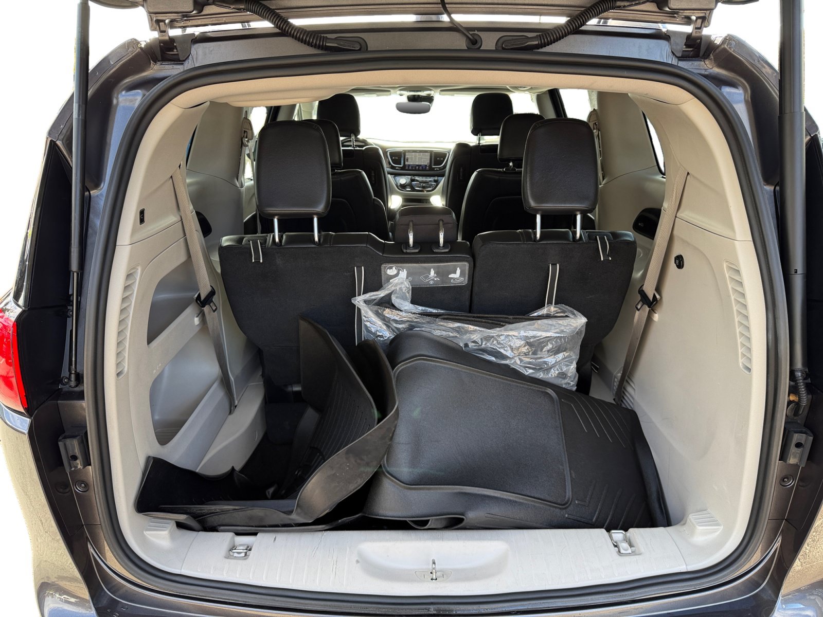 Used 2019 Chrysler Pacifica Touring-L Plus w/ Advanced Safetytec Group FWD image 17