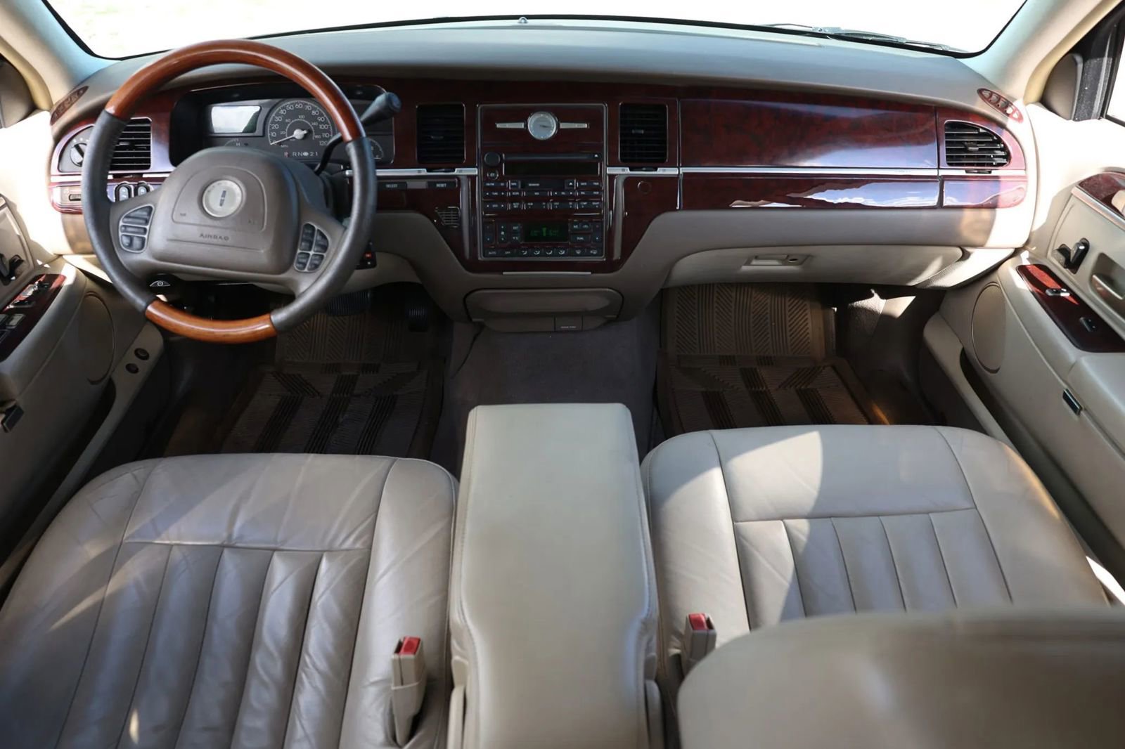 Used 2003 Lincoln Town Car Executive image 2