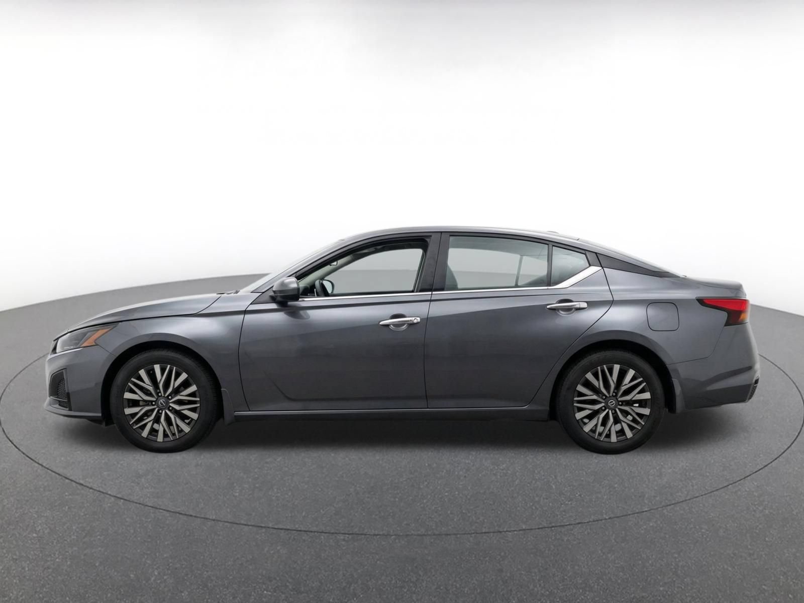 Used 2025 Nissan Altima 2.5 SV FWD image 4