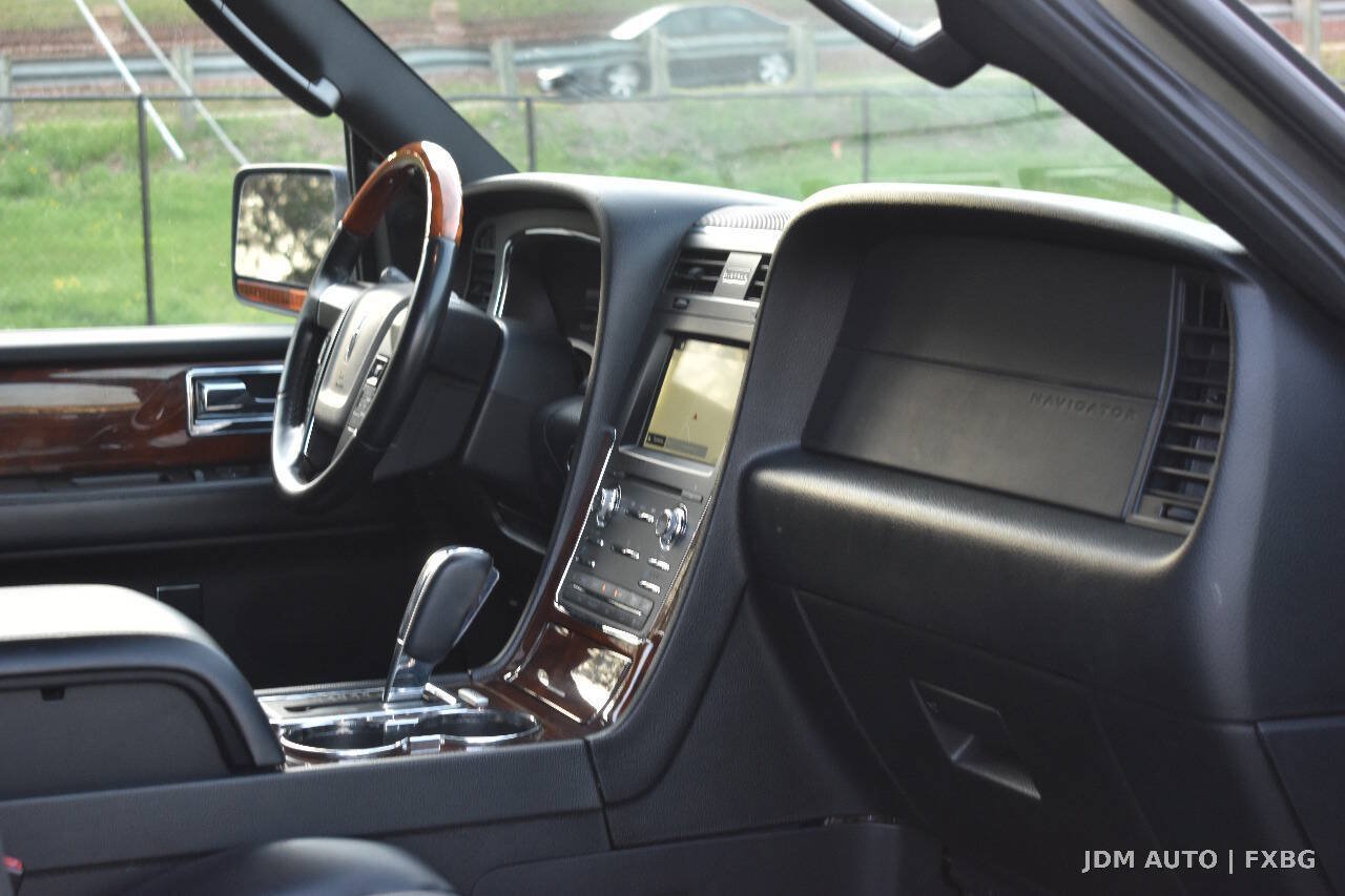 Used 2017 Lincoln Navigator Select AWD/4WD image 17