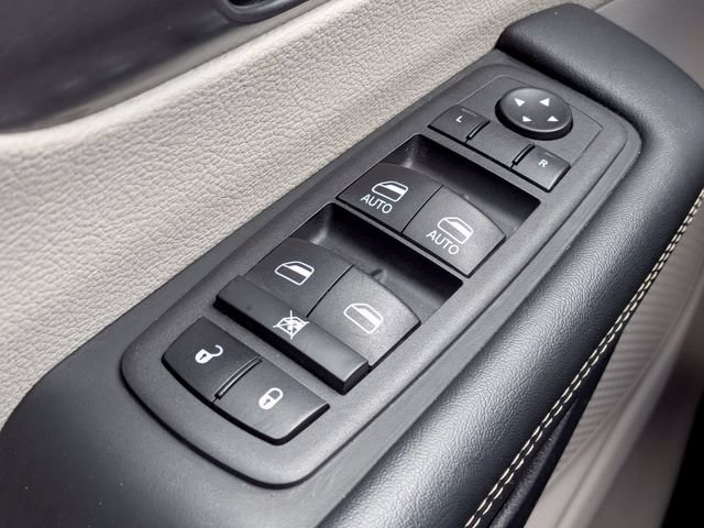 Used 2023 Chrysler Pacifica Touring-L FWD image 26