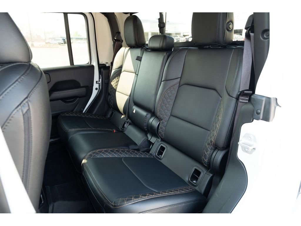 Used 2023 Jeep Gladiator Overland AWD/4WD image 12