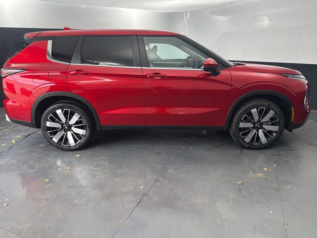 New 2025 Mitsubishi Outlander SE image 2