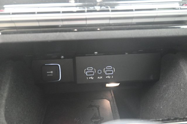 Used 2024 Jeep Wagoneer L Series II RWD image 21